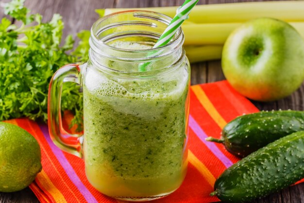 Smoothie misturado com ingredientes.