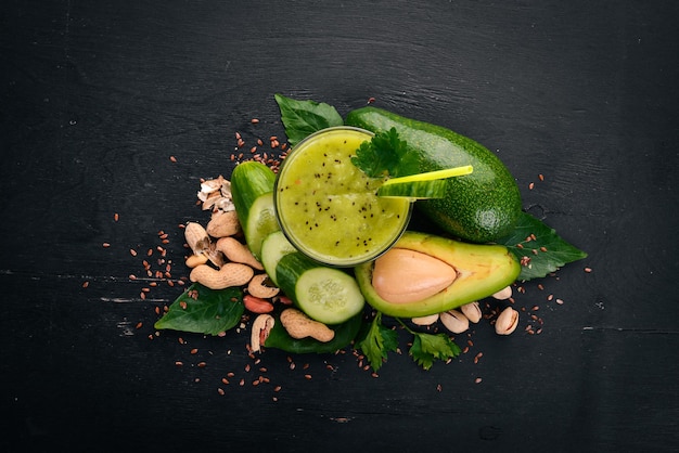 Smoothie mit Avocado und Gurke mit Leinsamen und Nüssen Auf einem hölzernen Hintergrund Ansicht von oben Freier Platz für Ihren Text