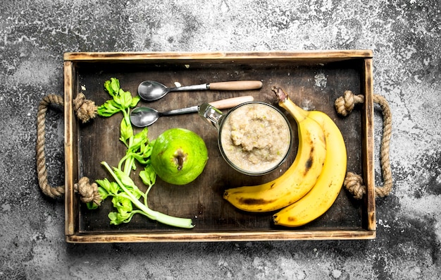 Smoothie mit Banane, Birne und Sellerie auf rustikalem Hintergrund