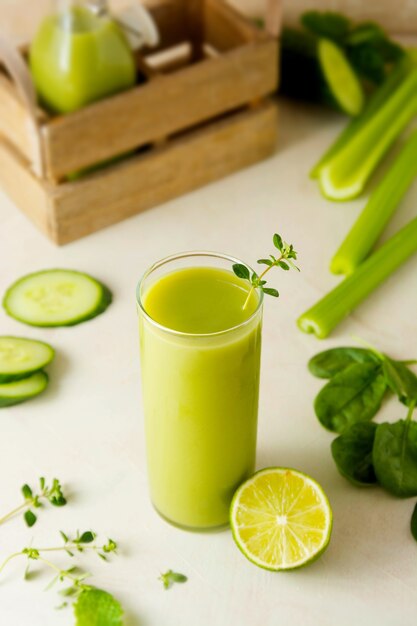 Smoothie mit Banane, Spinat und Limette. Gesundes grünes Getränkglas der Entgiftung.