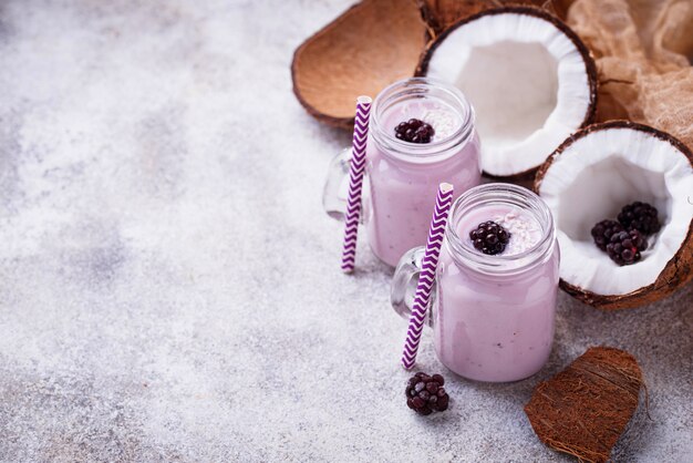 Smoothie mit Brombeeren und Kokosmilch