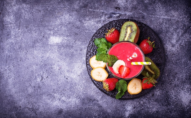 Smoothie mit Erdbeere, Banane und Kiwi