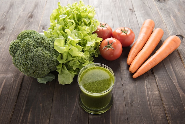 Smoothie mit frischen Zutaten und Gemüse.