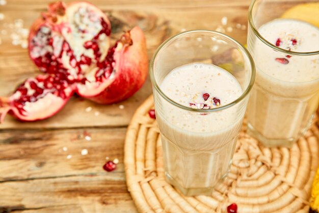 Smoothie mit Haferflocken, Banane und Granatapfel