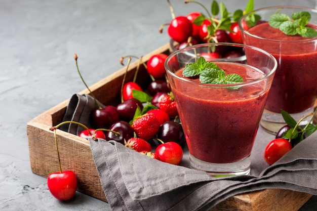 Smoothie mit Kirsche in einem Glas