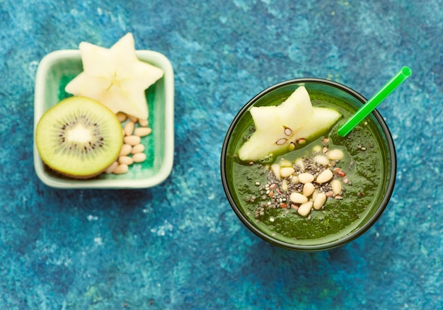 Smoothie mit Kiwispinat und Apfel Grüne Smoothies