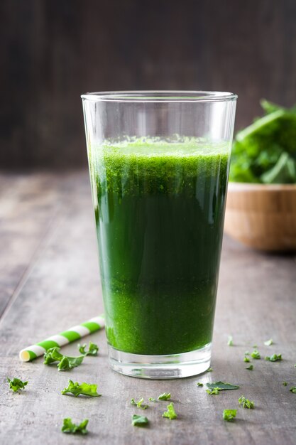 Smoothie mit Kohl im Glas auf hölzernem.