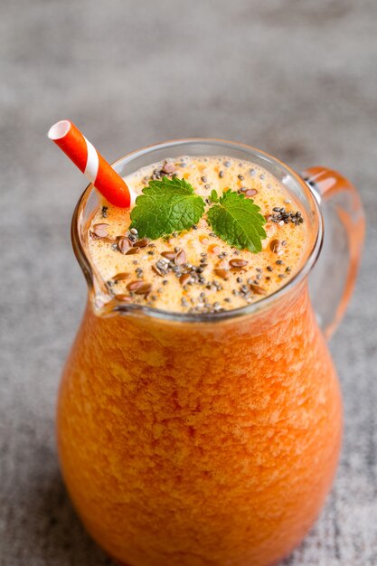 Smoothie mit Minzblättern verziert