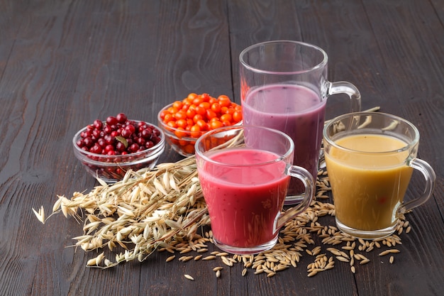 Smoothie mit wilden Preiselbeeren auf rustikalem hölzernem Hintergrund