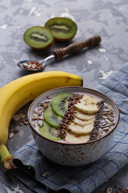 Smoothie na tigela com banana, kiwi, chia, linho e sementes de girassol