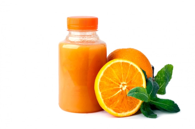 Smoothie de naranja sobre blanco