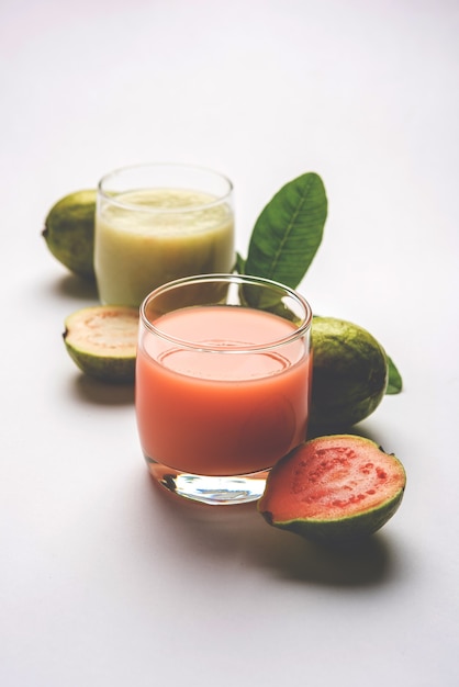 Smoothie ou Suco de Goiaba em vidro, nas cores Vermelho e Verde. Os nomes indianos desta fruta são Amrud, Jaam ou peru. foco seletivo