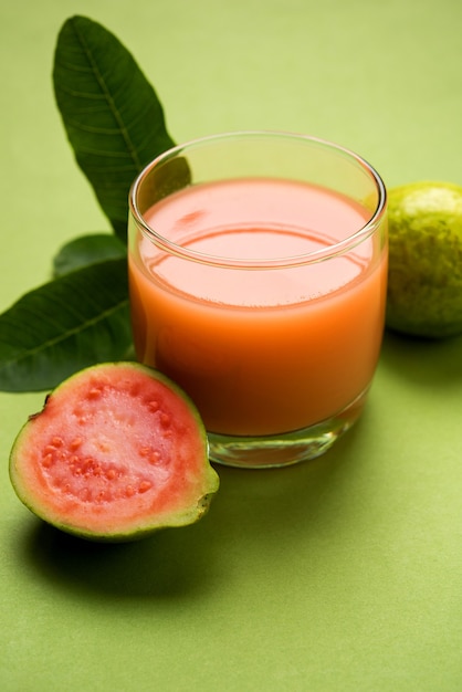 Smoothie ou Suco de Goiaba em vidro, nas cores Vermelho e Verde. Os nomes indianos desta fruta são Amrud, Jaam ou peru. foco seletivo