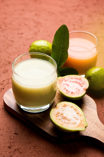 Smoothie ou Suco de Goiaba em vidro, nas cores Vermelho e Verde. Os nomes indianos desta fruta são Amrud, Jaam ou peru. foco seletivo