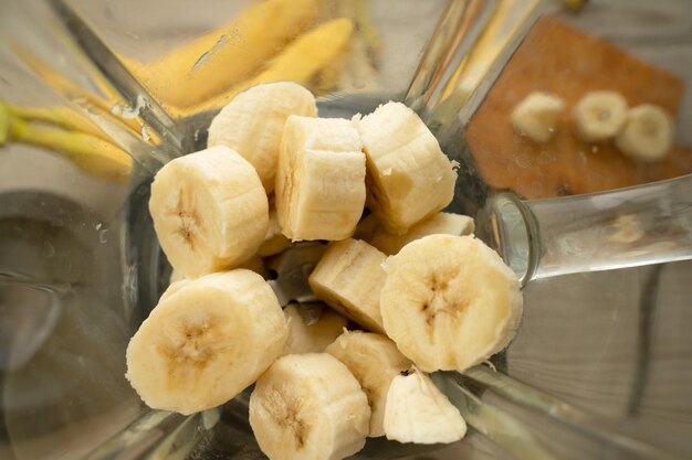 Smoothie de plátano vegano en la cocina en la mesa