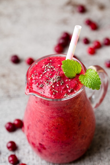 Smoothie, rosa Saft auf der grauen Oberfläche.