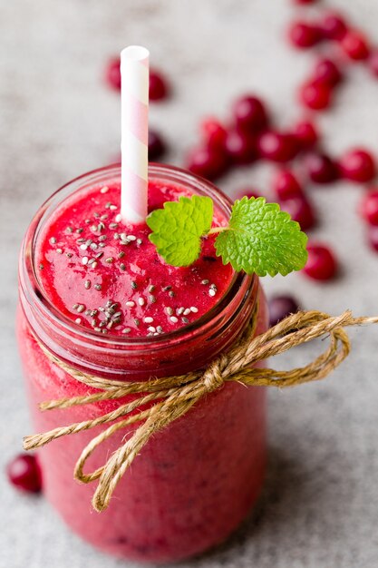 Smoothie, rosa Saft auf der grauen Oberfläche.