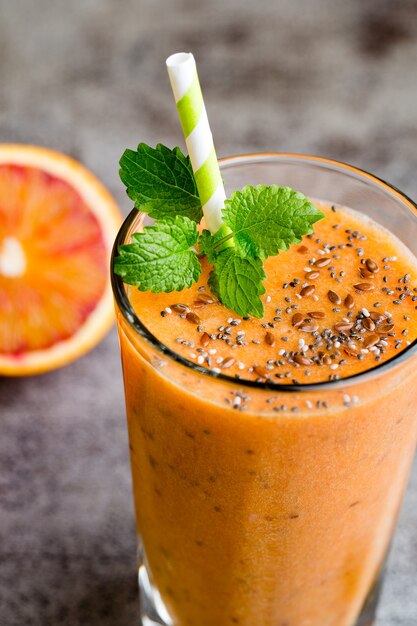 Smoothie, Rotorange, Minzeblätter dekorieren.