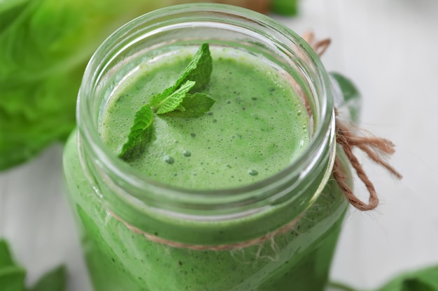 Smoothie saudável com couve em mason jar closeup