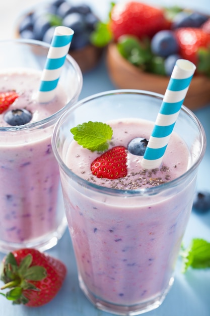 Smoothie saudável de morango e mirtilo com semente de chia