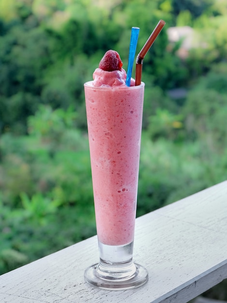 Smoothie saudável em um copo com morangos