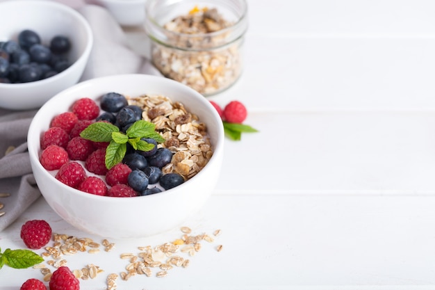 Smoothie-Schüssel mit Joghurt, frischen aromatischen Beeren und Müsli