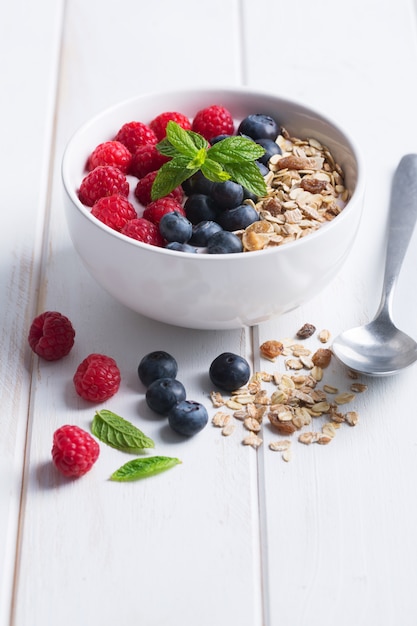 Smoothie-Schüssel mit Joghurt, frischen Beeren und Müsli. Speicherplatz kopieren