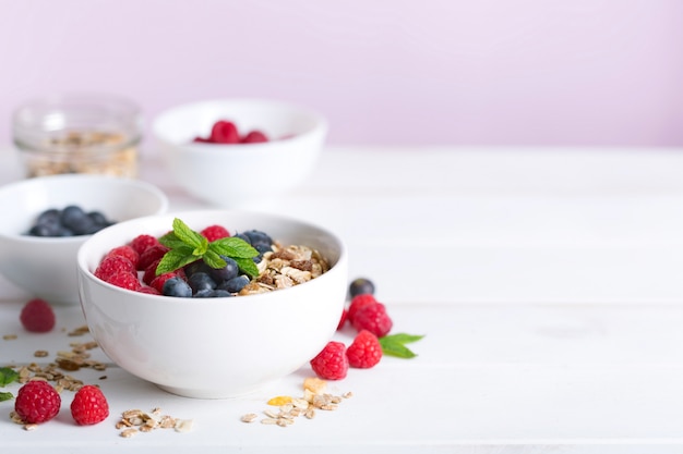 Smoothie-Schüssel mit Joghurt, frischen Beeren und Müsli