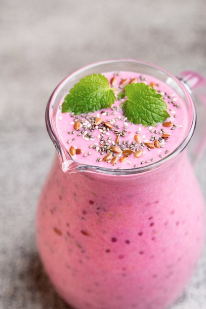 Smoothie, suco rosa no fundo cinza.