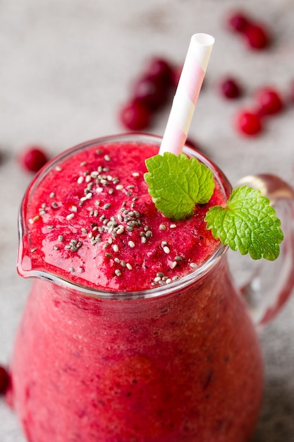 Smoothie, suco rosa no fundo cinza