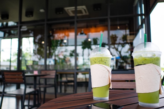 Smoothie en tazas desechables en la mesa en un restaurante