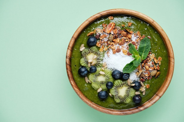 Smoothie tigelas tigela de café da manhã saudável com sementes de chia, frutas muesli, frutas e flocos de coco