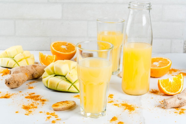 Smoothie tradicional de manga, laranja, açafrão e gengibre