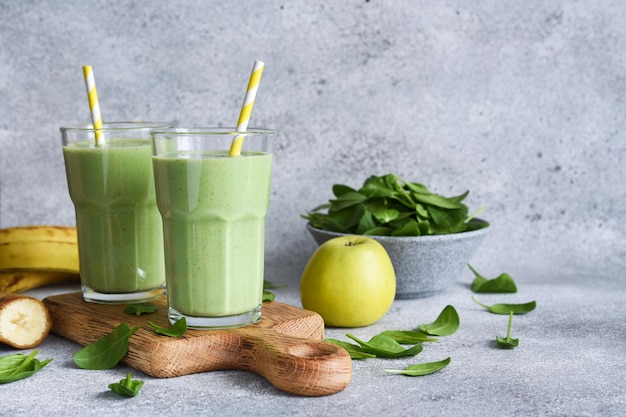 Foto smoothie vegano verde smoothie com banana maçã e abacate menu detox