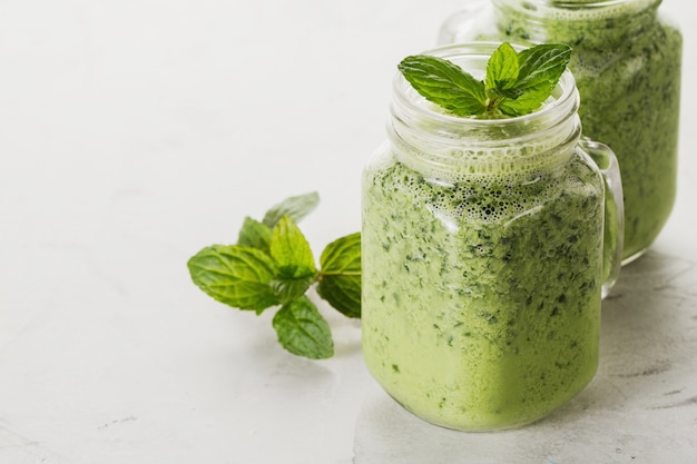 Foto smoothie verde con albahaca