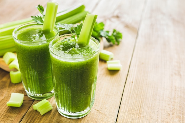 Smoothie verde com aipo e espinafre em dois copos