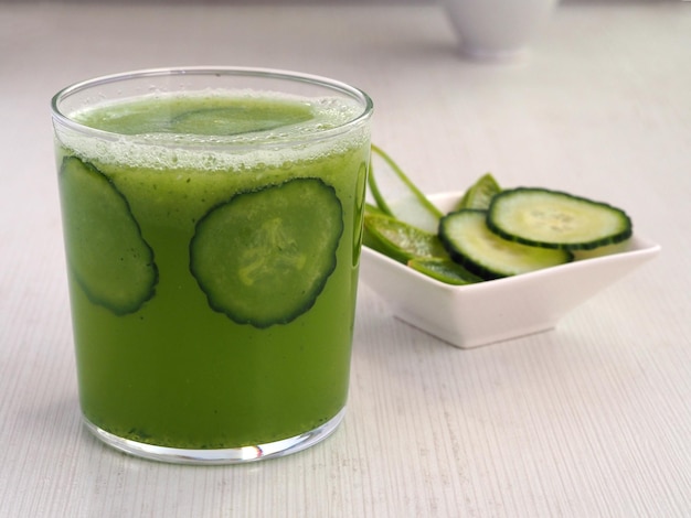 Smoothie verde com aloe vera e pepino