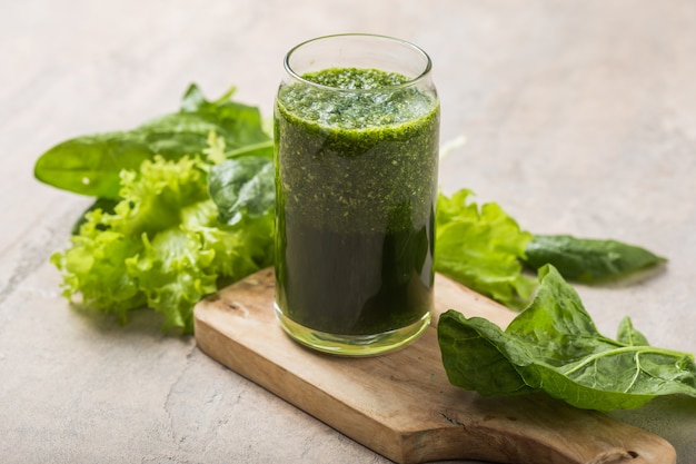 Smoothie verde com espirulina