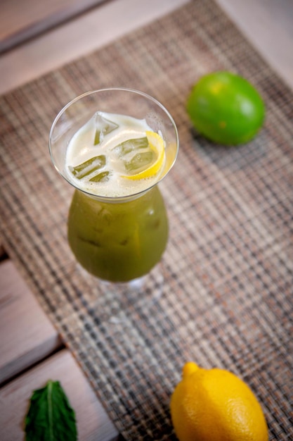 Smoothie verde com limão Refresco bebida alcoólica no bar ou pub