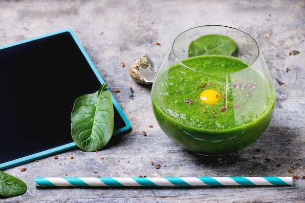 Smoothie verde com maçã e folhas de concreto