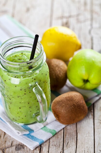 Smoothie verde com sementes de kiwi, maçã, limão e chia.