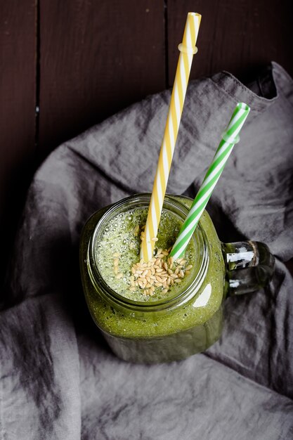 Smoothie verde com sementes de linho. Um produto natural e saudável para comer de manhã. Café da manhã saudável