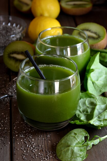 Smoothie verde de kiwi, espinafre, pêra e limão, sementes de chia