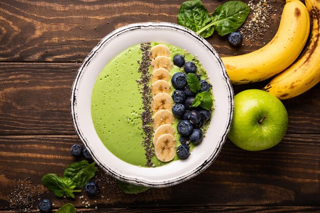 Smoothie verde para el desayuno de desintoxicación