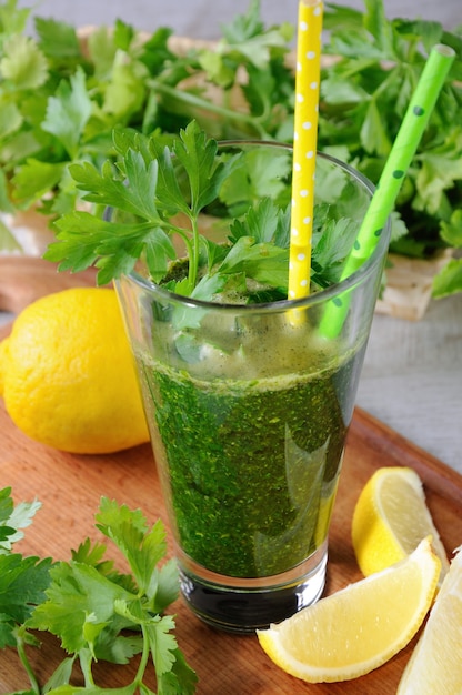 Smoothie verde desintoxicante orgânico fresco com salsa, aipo e limão