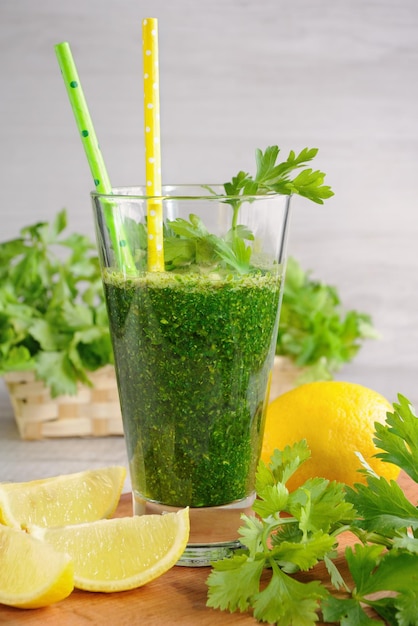 Smoothie verde desintoxicante orgânico fresco com salsa, aipo e limão