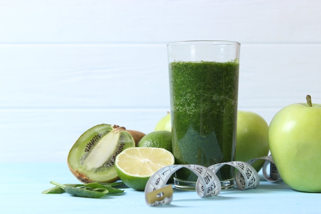 Smoothie verde e vegetais frescos na mesa para o organismo detox