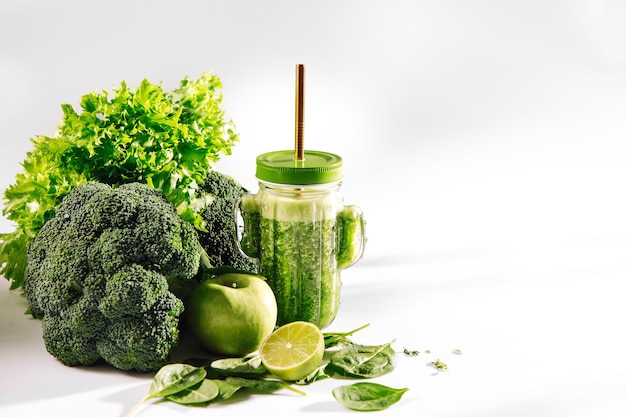 Smoothie verde em forma de frasco de vidro bonito de cacto com espinafre e frutas e vegetais verdes na mesa branca. Comida vegetariana. Conceito de desintoxicação e dieta.