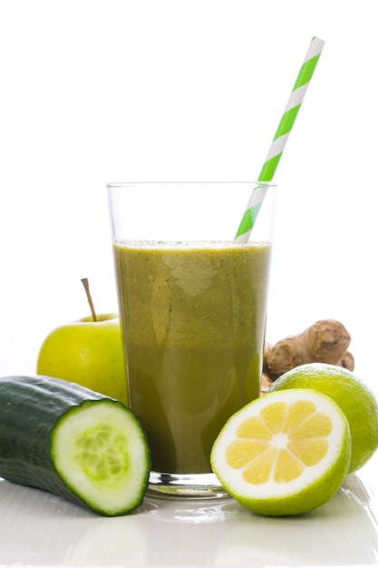 Smoothie verde em vidro branco