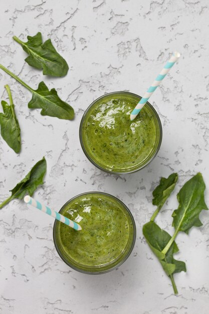 smoothie verde em vidro com palha